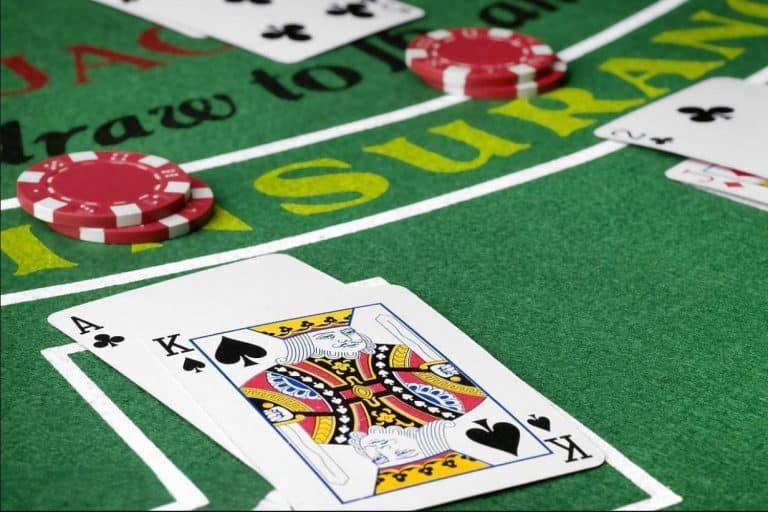 Tim keamanan TI memantau server untuk menjaga data pengguna dari ancaman siber